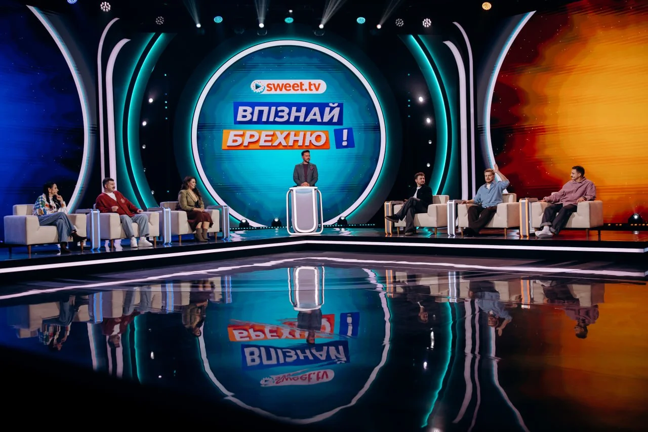 Starlight Scenery виготовила студійні декорації для нового сезону «Впізнай брехню» на SWEET.TV та виконала їх монтаж на локації 
